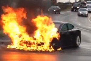  Tesla Model S on Fire