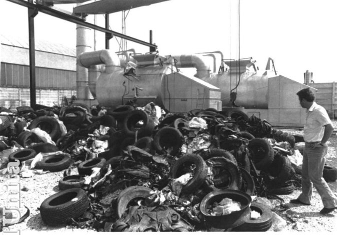 1980s: A pile of used tires and waste in front of Rossi’s Petroldragon machine. Image courtesy L’Unita